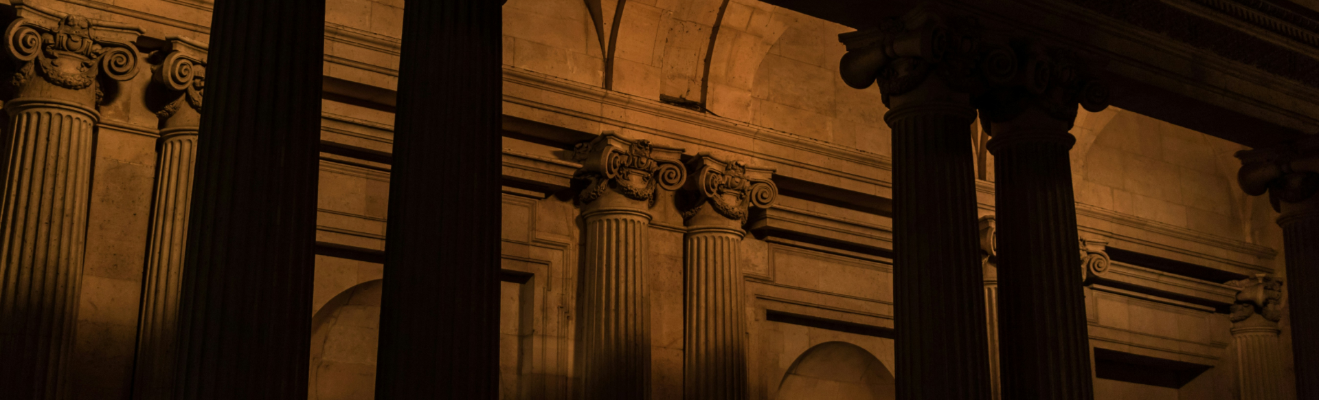 Illustrating its history and role in supporting antique dealers and art galleries since 1905. Archival photograph or contemporary image representing the SNA’s commitment to art market professionals in France and internationally, as well as its institutional heritage and historical identity.